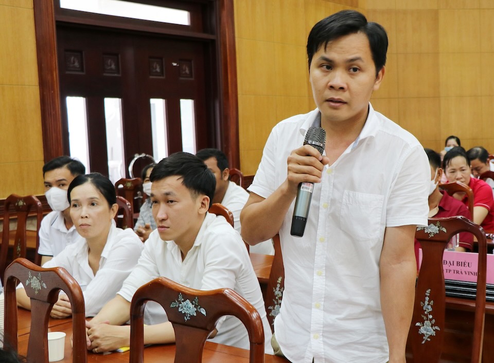 Cử tri phát biểu ý kiến, đề xuất, kiến nghị đến Quốc hội, Chính phủ, Hội đồng nhân dân, Ủy ban nhân dân tỉnh. Ảnh: Trí Dũng