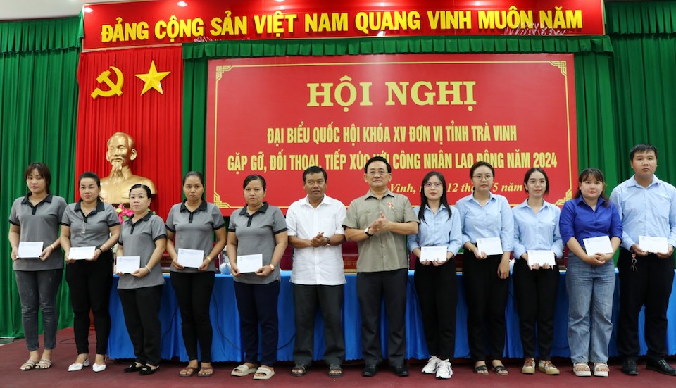 Đoàn ĐBQH tỉnh tặng quà cho đoàn viên có hoàn cảnh khó khăn. Ảnh: Trí Dũng