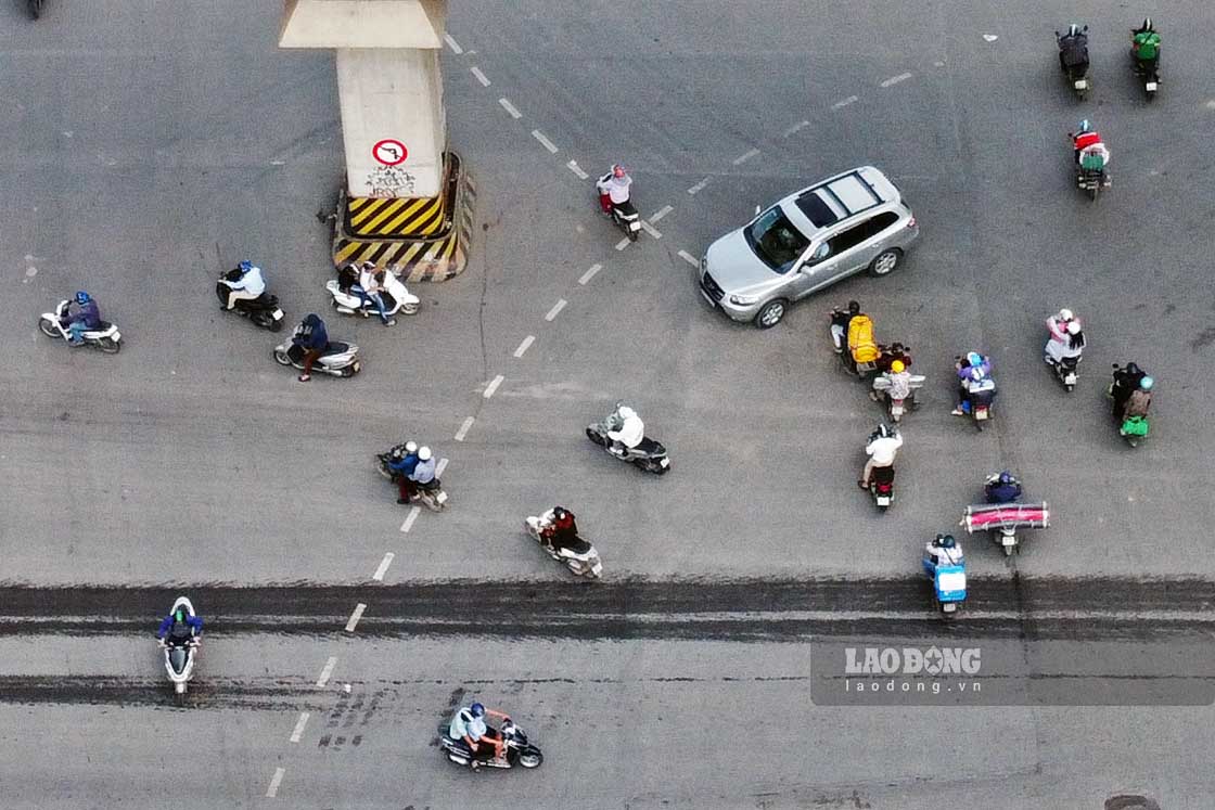 Nút giao Văn Khê - Lê Trọng Tấn (Hà Đông) hiện có mật độ phương tiện lưu thông lớn, thường xuyên xảy ra xung đột giờ cao điểm gây ùn tắc.