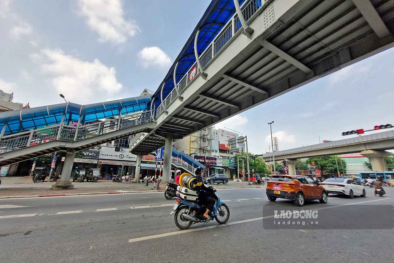 Cầu dành cho người đi bộ qua đường Lê Trọng Tấn, có kết nối với nhà chờ buýt nhanh BRT.