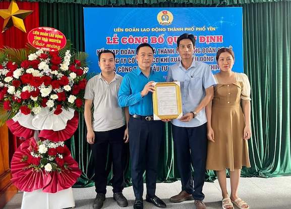 Đại diện lãnh đạo LĐLĐ thành phố Phổ Yên trao quyết định thành lập CĐCS. Ảnh: CĐ Thái Nguyên