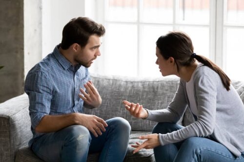 Hay trách móc và phàn nàn là sai lầm cơ bản khiến các cặp đôi luôn cãi vã. Ảnh: Pixabay