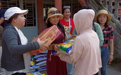 Tặng quà cho người dân vùng biên giới. Ảnh: Võ Tiến.