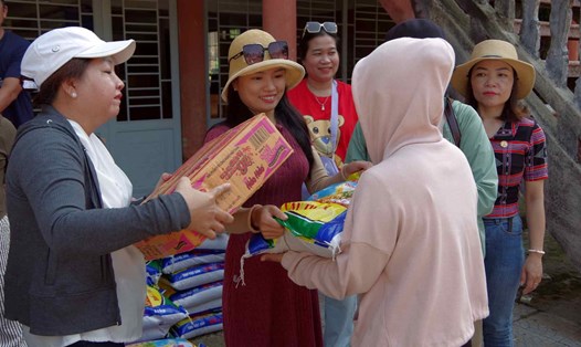 Tặng quà cho người dân vùng biên giới. Ảnh: Võ Tiến.