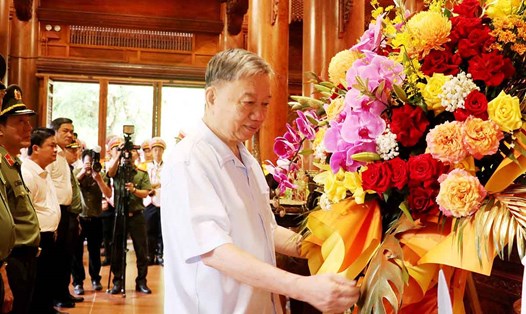  Đại tướng Tô Lâm - Bộ trưởng Bộ Công an dâng hoa tưởng niệm Chủ tịch Hồ Chí Minh. Ảnh: Phan Quỳnh