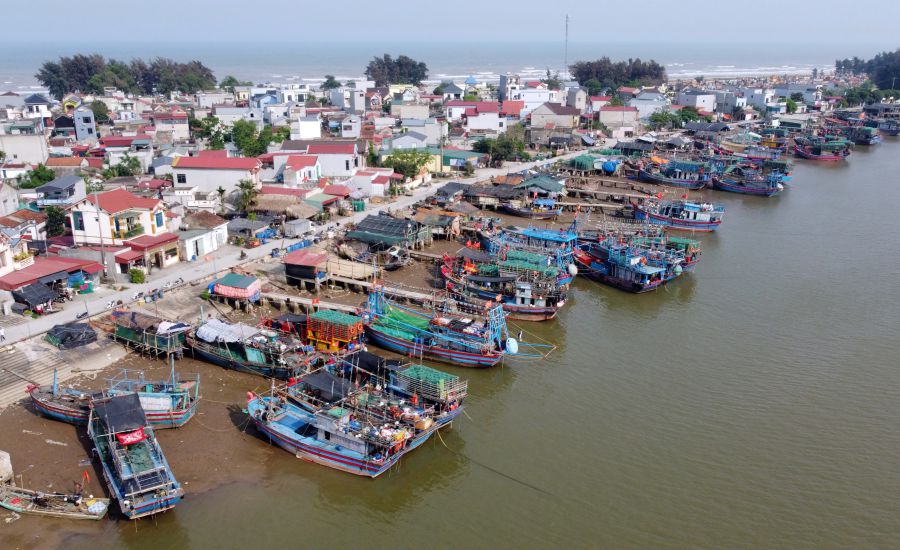 Những chiếc thuyền của ngư dân tại xã 
Ngư Lộc, Đa Lộc (Hậu Lộc, Thanh Hóa) cập bờ sau những chuyến ra khơi. Ảnh: Quách Du