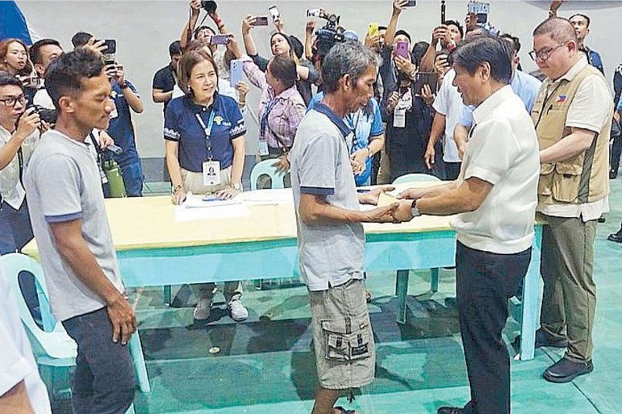 Tổng thống Philippines Marcos (phải) trao tiền hỗ trợ nông dân bị ảnh hưởng bởi El Nino. Ảnh chụp màn hình