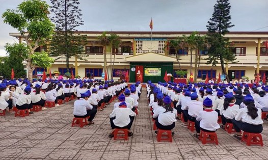 Học sinh và giáo viên Trường THCS Tiến Thiết (huyện Nghi Lộc, Nghệ An) trong lễ tổng kết năm học. Ảnh: Trường THCS Tiến Thiết