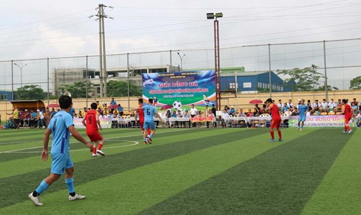 Các cầu thủ tham gia giải bóng đá nam thuộc LĐLĐ huyện Quỳnh Phụ. Ảnh: Bá Mạnh