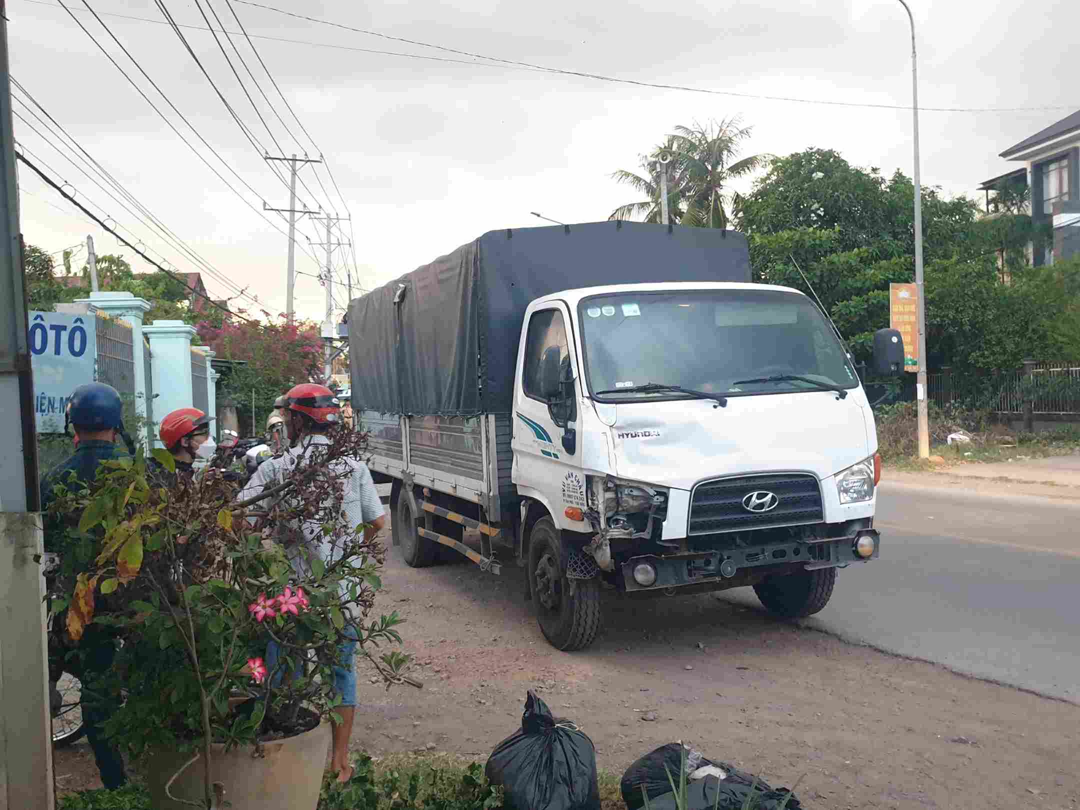 Hiện trường vụ xe máy đấu đầu xe tải khiến 2 thanh niên tử vong. Ảnh: Dương Bình