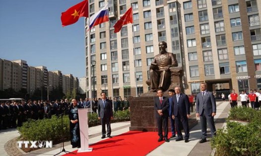 Lễ khánh thành tượng đài Chủ tịch Hồ Chí Minh tại thành phố Saint Petersburg của Nga ngày 30.6.2023. Ảnh: TTXVN