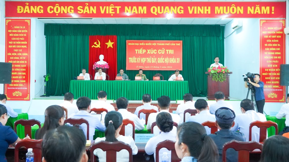 Quang cảnh buổi tiếp xúc cử tri tại quận Ô Môn, TP Cần Thơ. Ảnh: Tạ Quang