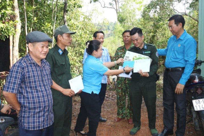 Chủ tịch LĐLĐ tỉnh Kiên Giang Trương Thanh Thúy đã gửi lời thăm hỏi, động viên lực lượng làm nhiệm vụ. Ảnh: LĐLĐ Kiên Giang