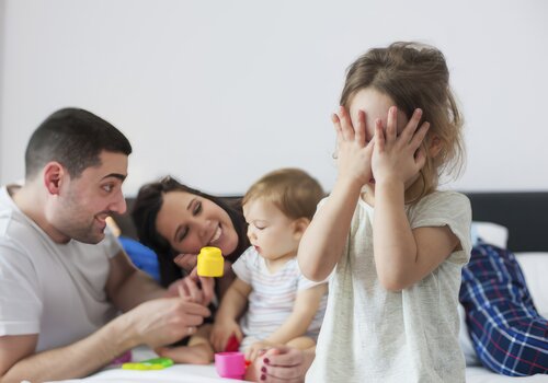 Cha mẹ nên sớm dạy trẻ biết quan tâm đến gia đình. Ảnh: Pixabay