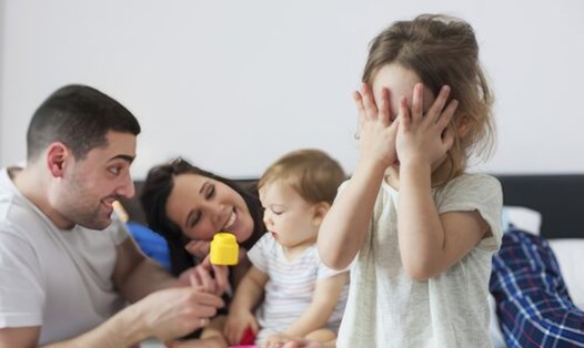 Cha mẹ nên sớm dạy trẻ biết quan tâm đến gia đình. Ảnh: Pixabay