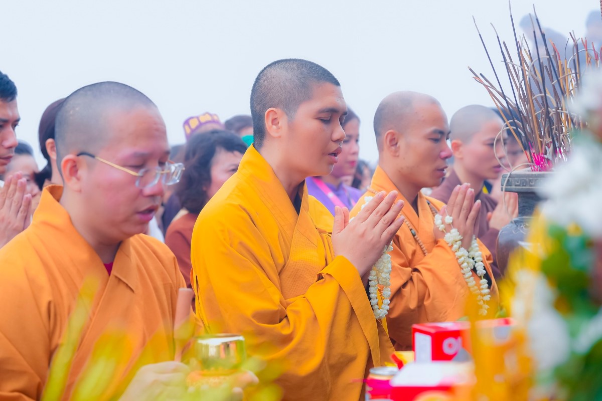 Các nhà sư hướng dẫn thiền hành trên Vườn tháp tổ. Ảnh: Tùng Lâm Yên Tử