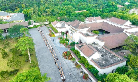 Dòng người tham gia du lịch thiền trên Yên Tử. Ảnh: Tùng Lâm Yên Tử