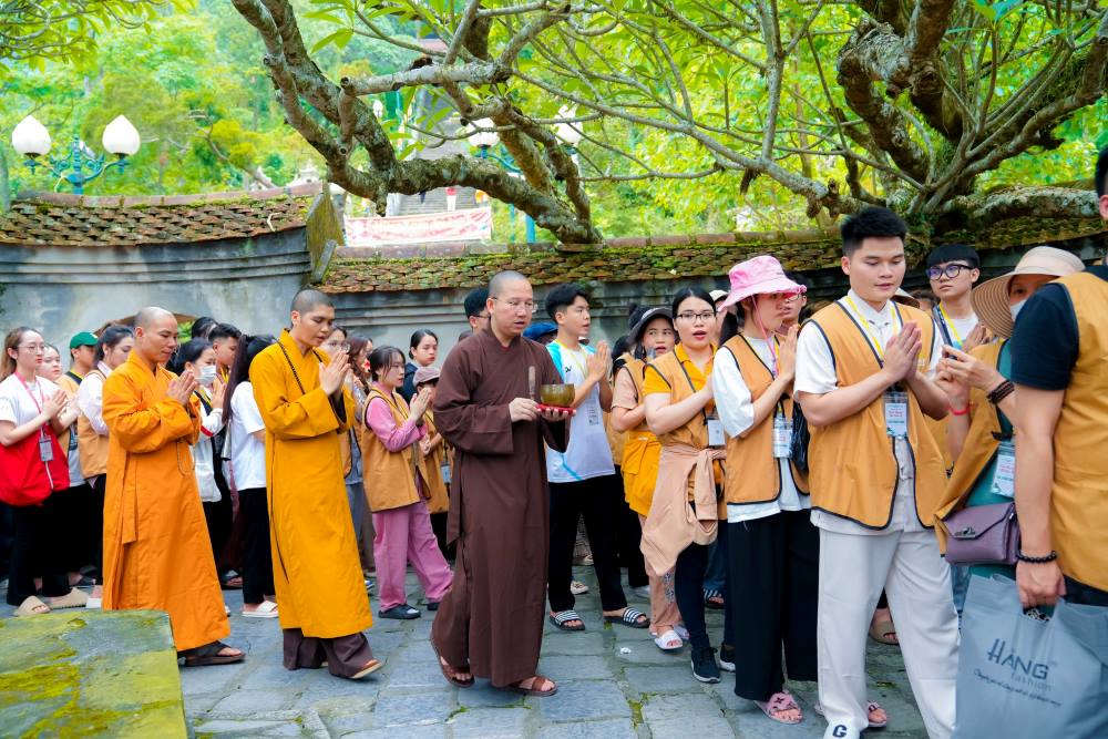 Là nơi phát tích của Thiền phái Trúc Lâm mang đậm bản sắc văn hóa Việt nên Yên Tử sở hữu rất nhiều di tích lịch sử, chùa chiền, am tháp, tượng, bia, kiến trúc và điêu khắc Phật giáo, hệ thống di sản văn hóa vật thể và phi vật thể vô giá. Tất cả tạo nên một không gian văn hóa thiền đậm đặc và nguyên bản mà khó nơi nào có được trên khắp Việt Nam. Ảnh: Tùng Lâm Yên Tử