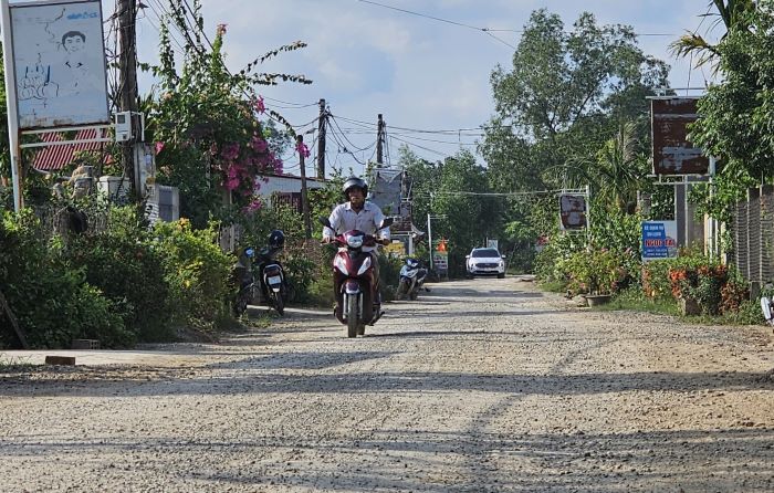 Mặt đường hư hỏng, đầy đá dăm, khiến các xe môtô lưu thông đối diện với tai nạn giao thông. Ảnh: Hưng Thơ.