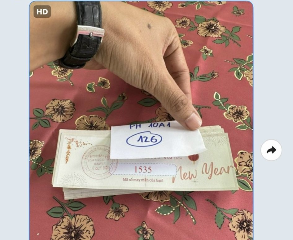 Một phụ huynh không đồng ý về việc nhà trường bán vé số cho học sinh dưới 18 tuổi. Ảnh: Hữu Long
