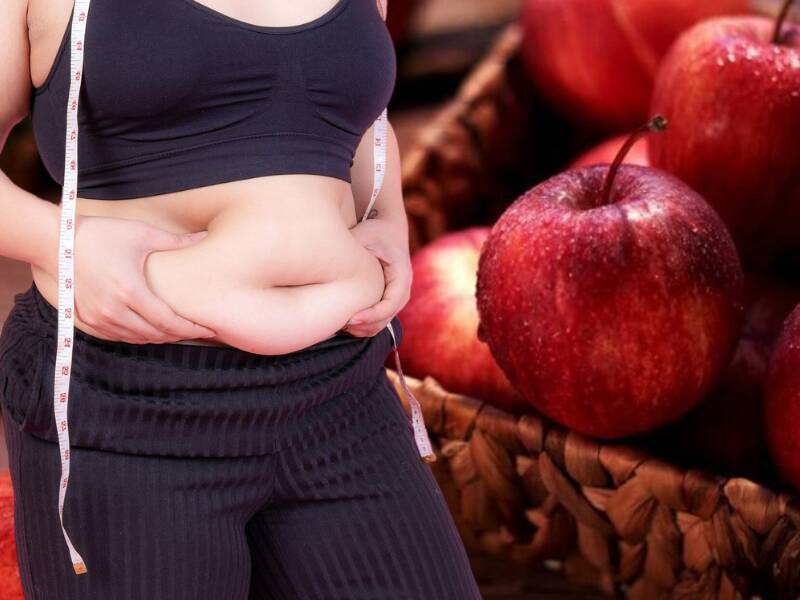 Việc ăn táo mỗi ngày có tác dụng giảm lipid máu, mỡ nội tạng. Đồ họa: Hạ Mây