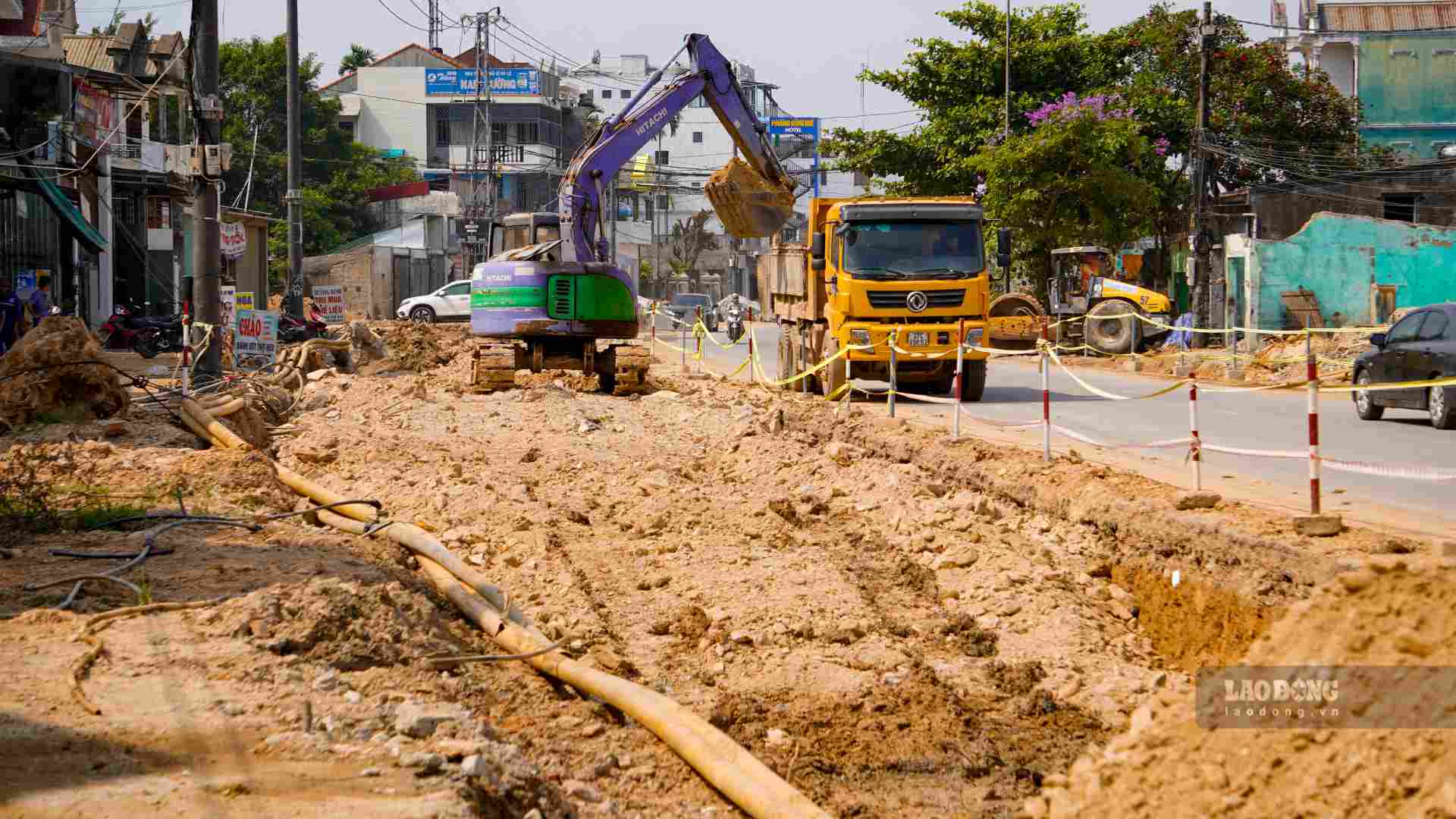 Điều đáng nói, chỉ còn hơn 1 tháng nữa dự án sẽ đến thời hạn phải hoàn thiện công trình, thế nhưng ghi nhận của Lao Động ngày 12.5, công trường dự án mở rộng đường Phạm Văn Đồng vẫn còn rất ngổn ngang.