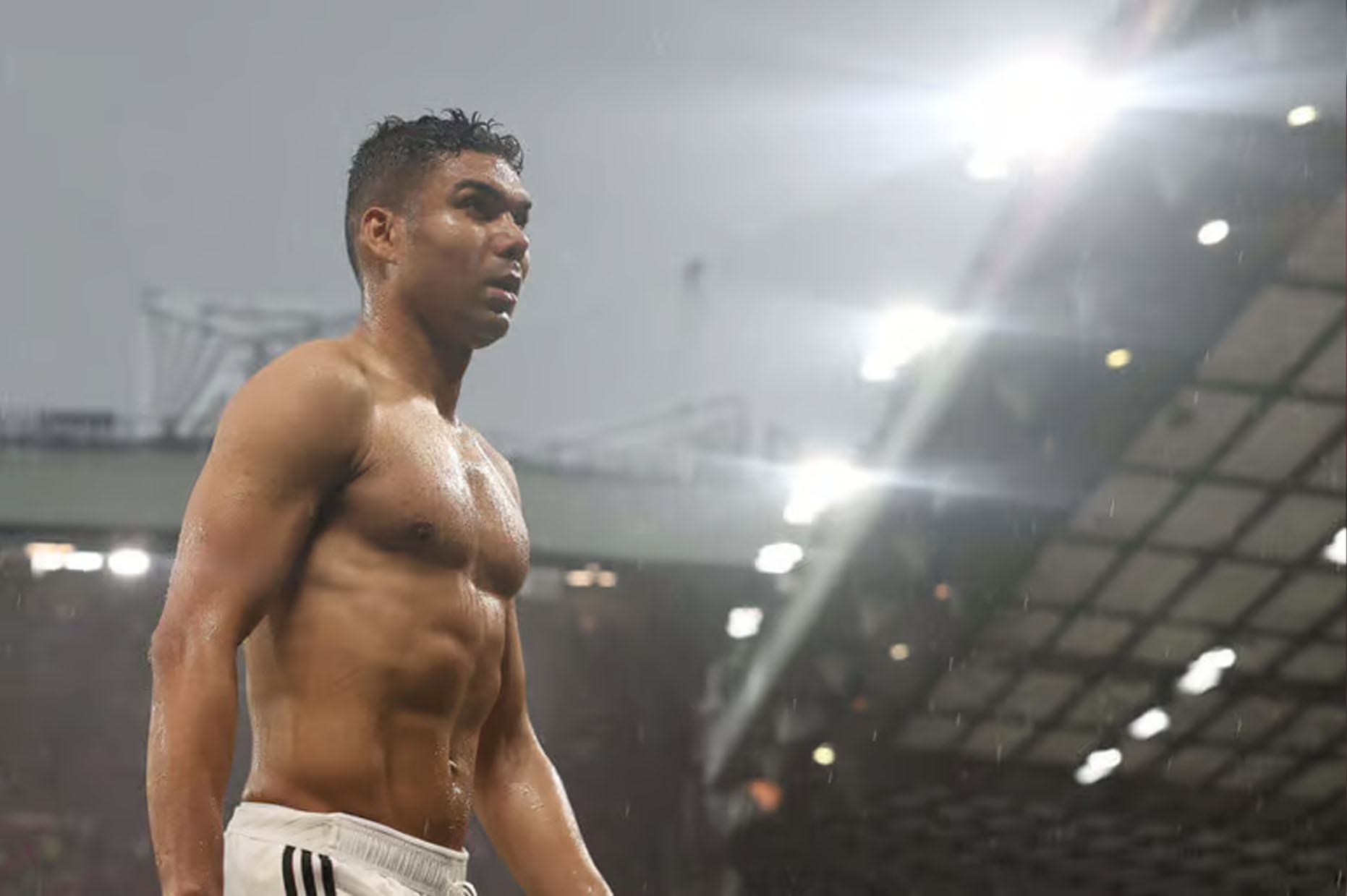 Đêm mưa buồn ở Old Trafford với Casemiro. Ảnh: The Athletic