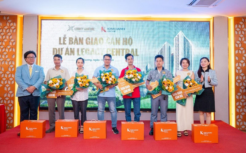 Bà Nguyễn Ngọc Ánh – Chủ tịch HĐQT Kim Oanh Group và ông Omori Daisuke – Tổng Giám đốc Anabuki NL Housing Service Việt Nam, đơn vị quản lý vận hành Legacy Central chúc mừng những cư dân đầu tiên của dự án. Ảnh: Kim Oanh Group