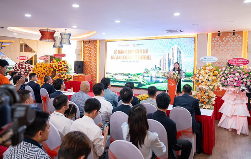 Kim Oanh Group thực hiện bàn giao nhà cho những cư dân đầu tiên của dự án Legacy Central. Ảnh: Kim Oanh Group