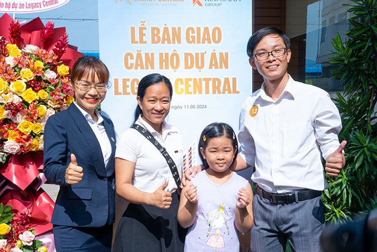 Cư dân hào hứng đưa gia đình đến nhận bàn giao căn hộ Legacy Central. Ảnh: Kim Oanh Group