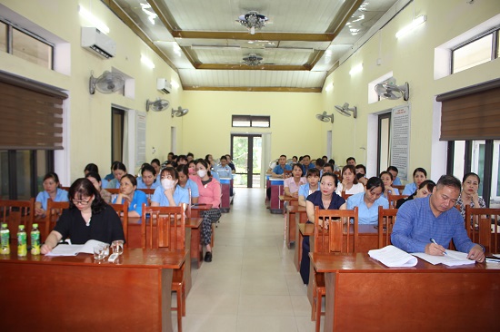 Trang bị kiến thức an toàn vệ sinh thực phẩm cho người lao động. Ảnh: CĐ Than Quang Hanh