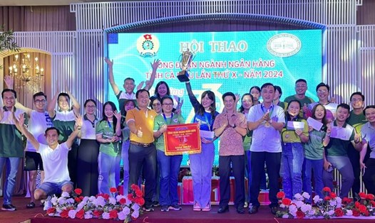 Ban tổ chức trao giải Nhất nội dung bóng đá mini nữ cho đơn vị Vietcombank chi nhánh Cà Mau. Ảnh: Lê Nhựt