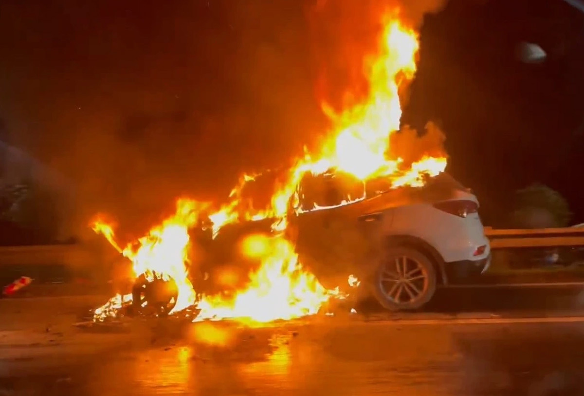 Ôtô Santafe bất ngờ bốc cháy vào 21h30 tối 12.5 vừa qua. Ảnh: Người dân cung cấp