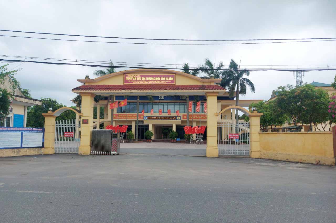 Trung tâm Giáo dục thường xuyên tỉnh Hà Tĩnh đã tạm dừng tuyển sinh cho đối tác đào tạo, cấp chứng chỉ tiếng Anh cho giáo viên ở Hà Tĩnh. Ảnh: Trần Tuấn. 