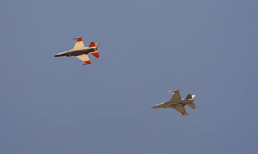 Một tiêm kích F-16 được trang bị AI, bay bên trái, cạnh tranh với một tiêm kích F-16 giả định của đối phương. Ảnh chụp màn hình
