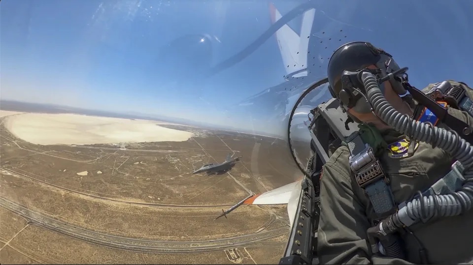 Ông Frank Kendall trong chuyến bay thử nghiệm máy bay chiến đấu tự động X-62A Vista. Ảnh: Chụp màn hình