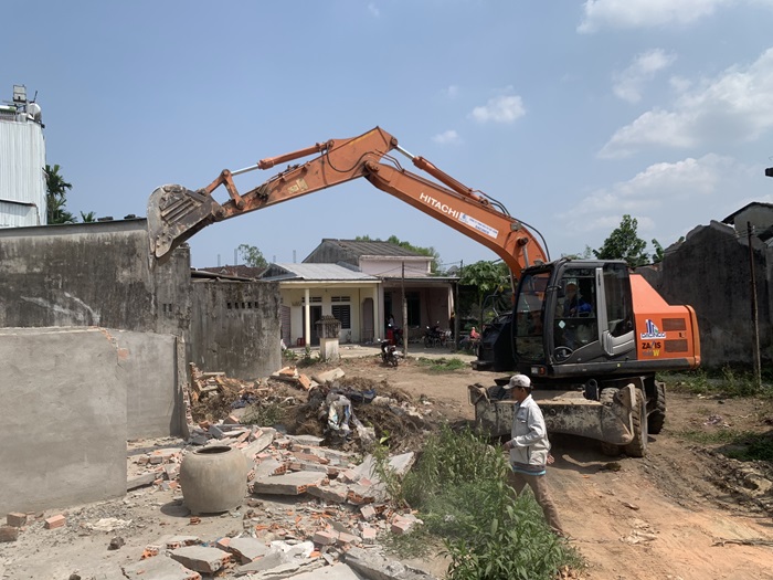 Quảng Ngãi sẽ tiếp tục phối hợp với chủ đầu tư, nhà thầu, vận động các hộ dân còn lại, sớm bàn giao mặt bằng cho đơn vị thi công, làm cơ sở để nhà thầu thúc đẩy tiến độ dự án trong thời điểm thời tiết đang thuận lợi. Ảnh: Viên Nguyễn