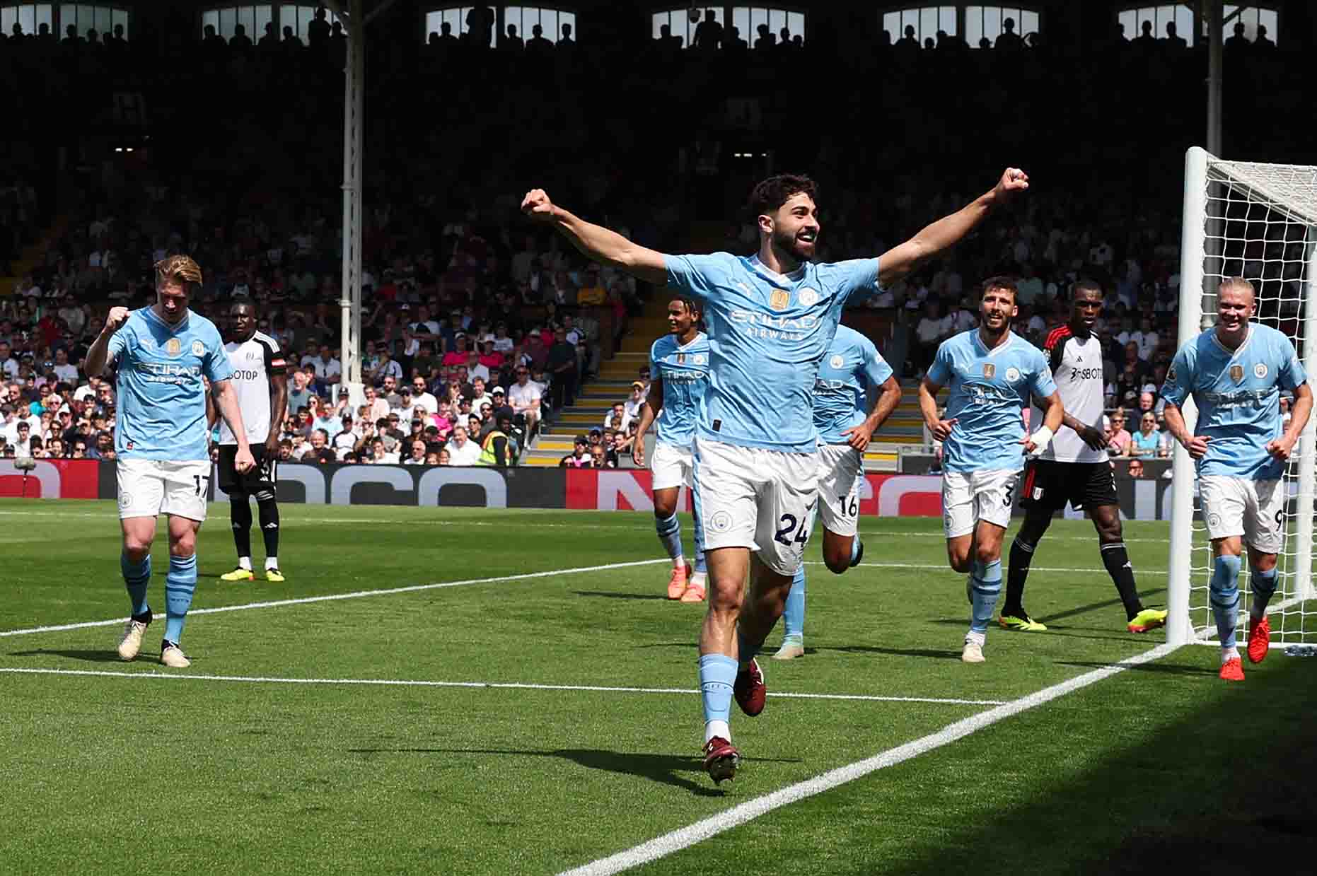 Khi cần dồn lực để ghi bàn, một trung vệ như Gvaridol cũng có thể lập hat-trick cho Man City. Ảnh: AFP