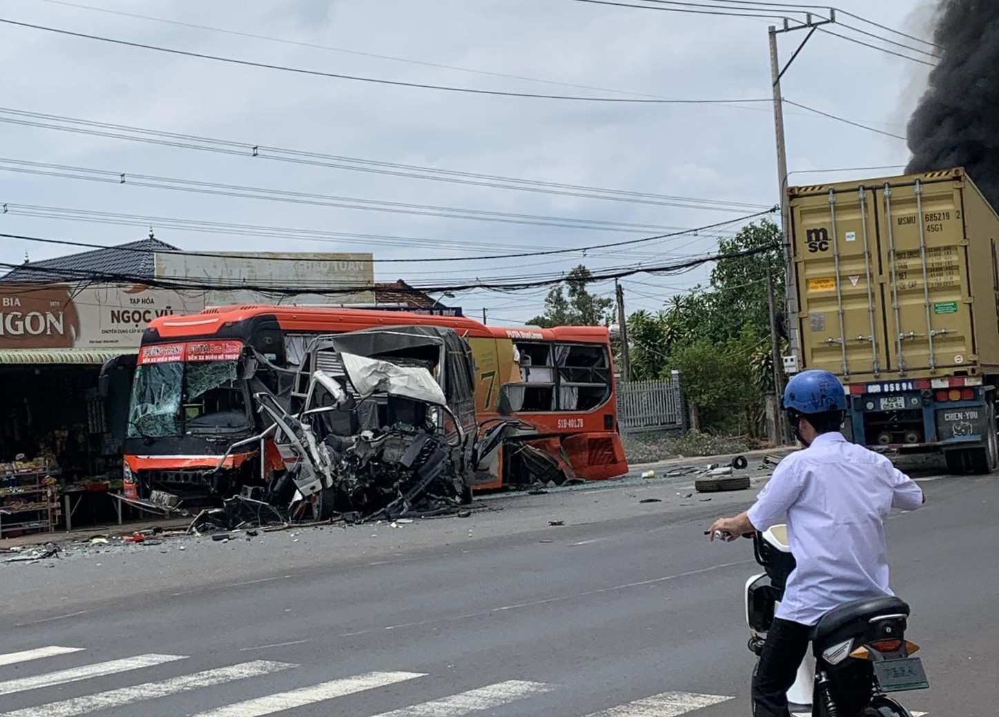 Hiện trường vụ tai nạn liên hoàn giữa xe khách Phương Trang với xe tải và container. Ảnh: Bạn đọc cung cấp