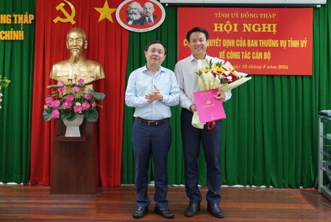  Ông Phan Văn Thắng - Phó Bí thư Thường trực Tỉnh ủy, Chủ tịch HĐND tỉnh Đồng Tháp (bên trái) trao quyết định, tặng hoa chúc mừng ông Nguyễn Minh Tuấn. Ảnh: dongthap.gov.vn