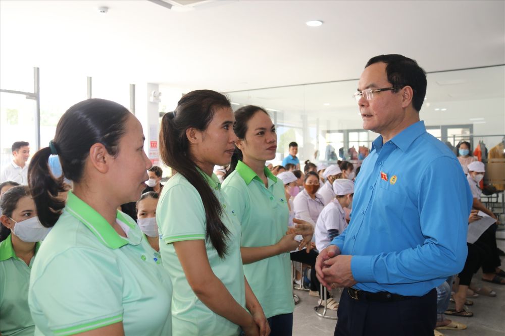 Ông Nguyễn Đình Khang - Ủy viên Trung ương Đảng, Chủ tịch Tổng LĐLĐ Việt Nam - trao đổi với công nhân, người lao động về điều kiện làm việc, thời gian tăng ca và thu nhập của họ trong doanh nghiệp. Ảnh: Phương Linh 