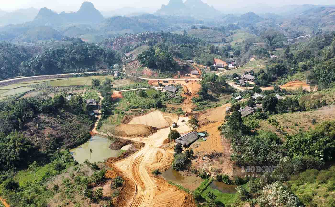 Chạy dọc Tuyên Quang, đại công trường cao tốc đang gấp rút thi công.