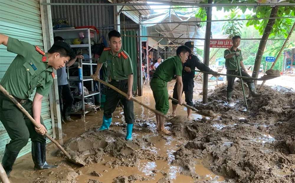 Công an huyện Điện Biên Đông giúp người dân khắc phục hậu quả thiên tai. Ảnh: Người dân cung cấp