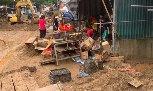 Mưa lũ khiến hơn 30 gia đình tại huyện Điện Biên Đông, tỉnh Điện Biên bị bùn, đất đá tràn vào nhà vùi lấp nhiều tài sản và hàng hóa. Ảnh: Người dân cung cấp