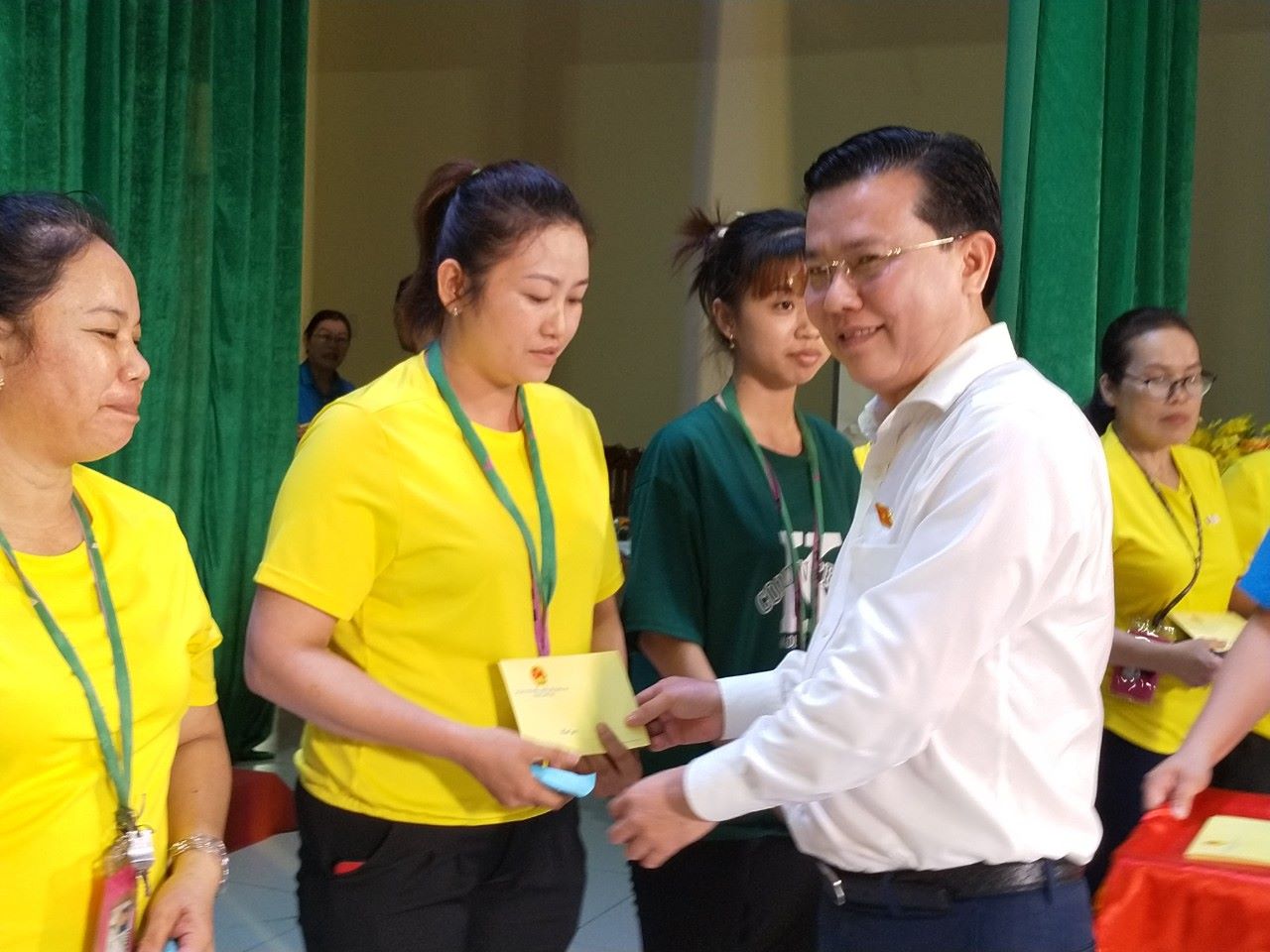 Ông Nguyễn Thanh Hải - Trưởng đoàn ĐBQH tỉnh Long An - tặng quà cho CNLĐ tại buổi tiếp xúc. Ảnh: Kỳ Quan