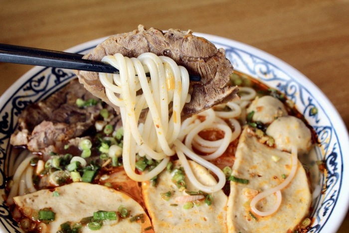 Bánh xèo, bún bò Huế tại nhà hàng Việt trên phố Quy Nhơn ở Seoul, Hàn Quốc. Ảnh: MK