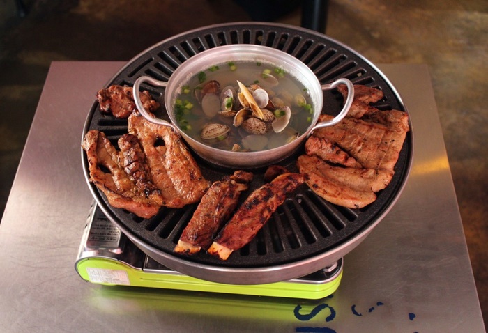 Sườn heo kiểu Việt Nam của nhà hàng tại phố Quy Nhơn, Itaewon. Ảnh: Maekyeong.