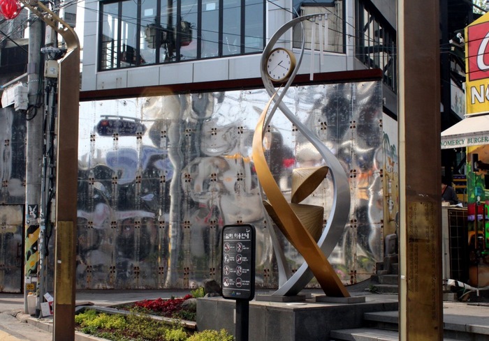 Tháp đồng hồ nằm ở đầu đường Quy Nhơn, Itaewon. Ảnh: Maekyeong