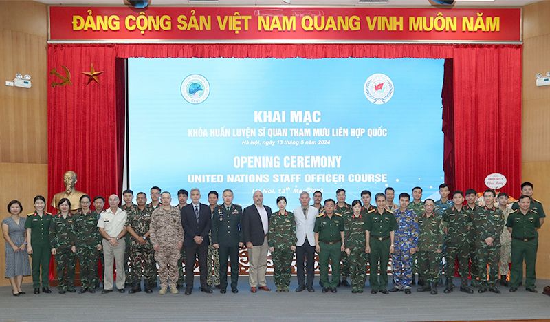 Các đại biểu tham dự khai mạc khóa huấn luyện chụp ảnh chung.  