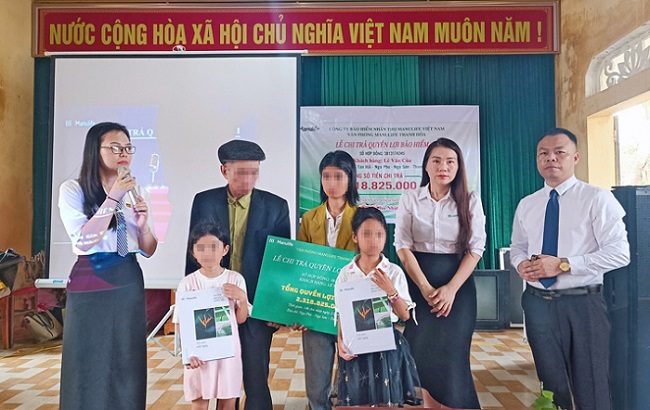 Manulife đã tiến hành chi trả quyền lợi bảo hiểm cho người thân của khách hàng L.V.C với tổng số tiền 2.318.825.000 đồng vào ngày 21/4. Ảnh: Nguyễn Thao